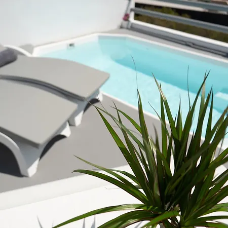 Magnificent Santorini | Euphoria | 1 Bedroom | Furnished Terrace With Private Pool | Stunning Sea Views | 아파트 이메로비글리